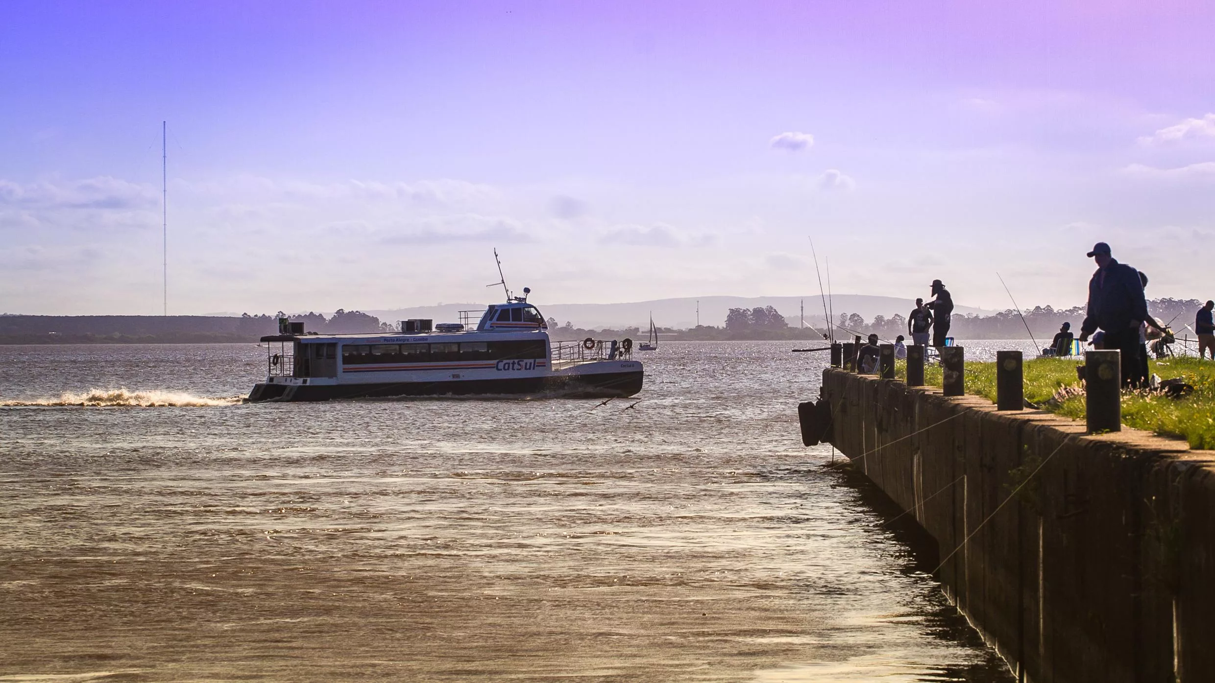 Travessia de catamarã entre Porto Alegre e Guaíba sofre redução de horários