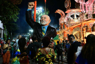 TSE admite ação de Flávio Bolsonaro contra Lula por desfile no Carnaval
