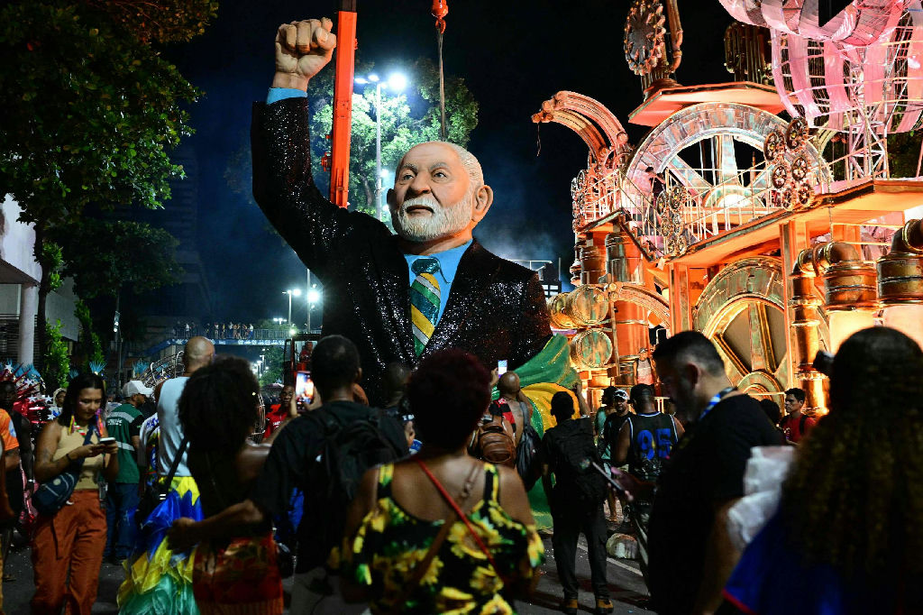 TSE admite ação de Flávio Bolsonaro contra Lula por desfile no Carnaval