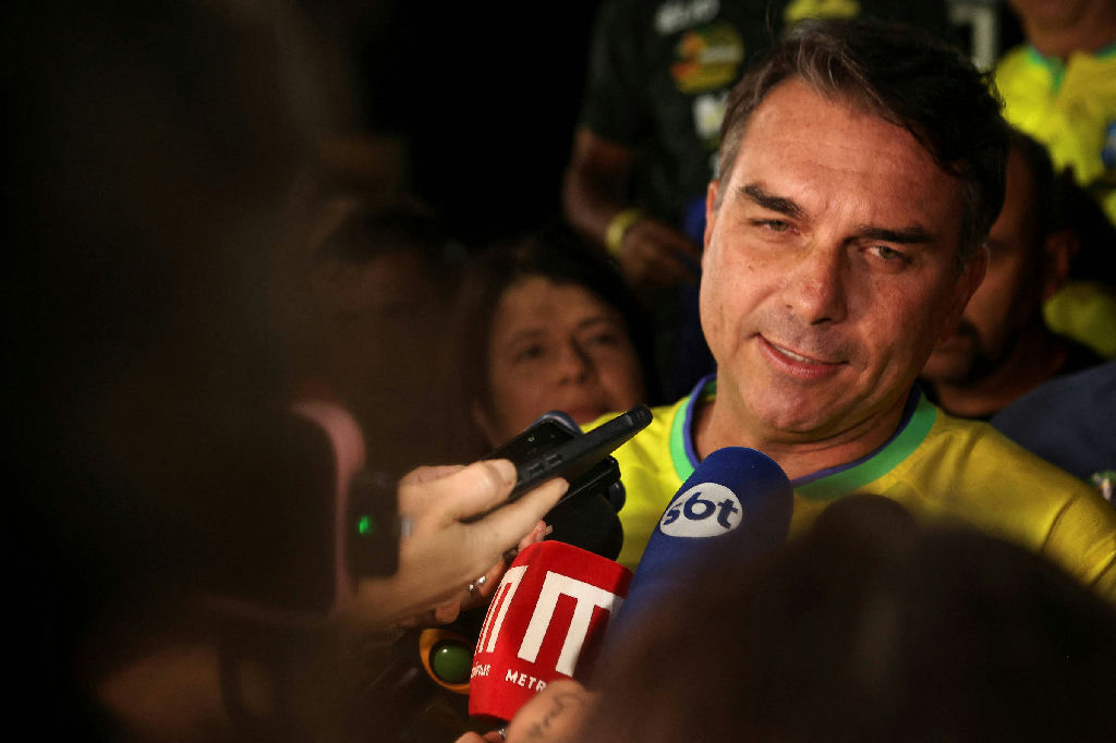 TSE ordena remoção de vídeo do Instagram que liga Flávio Bolsonaro ao Banco Master