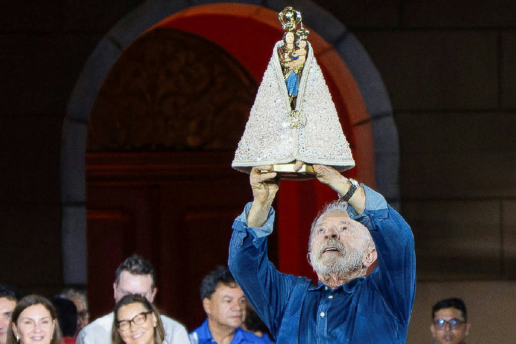 Uso de imagem religiosa por Lula em comícios gera debate sobre limites da fé na política
