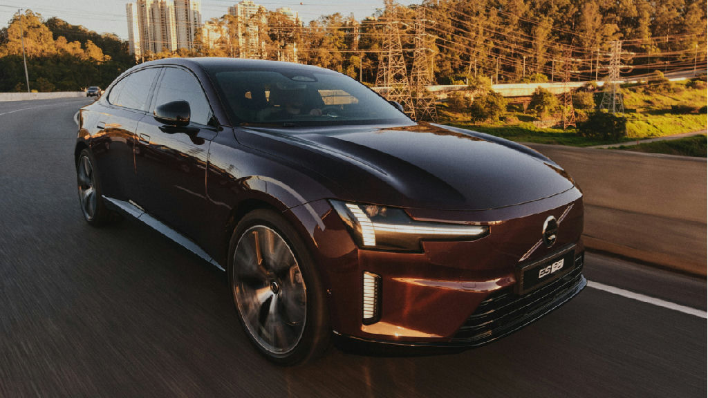 Volvo ES90 marca retorno dos sedãs ao Brasil com tecnologia de 800 volts