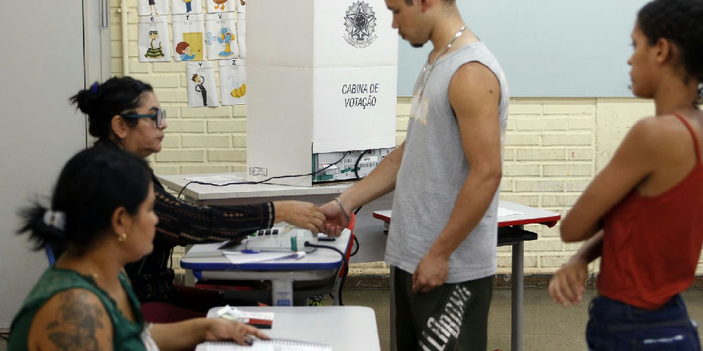 Voto facultativo: o que motiva jovens e idosos a comparecerem às urnas no Brasil
