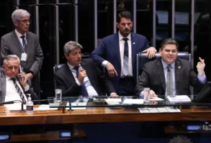 Alcolumbre adia votação da PEC da Segurança no Senado para negociar emendas e evitar pressa