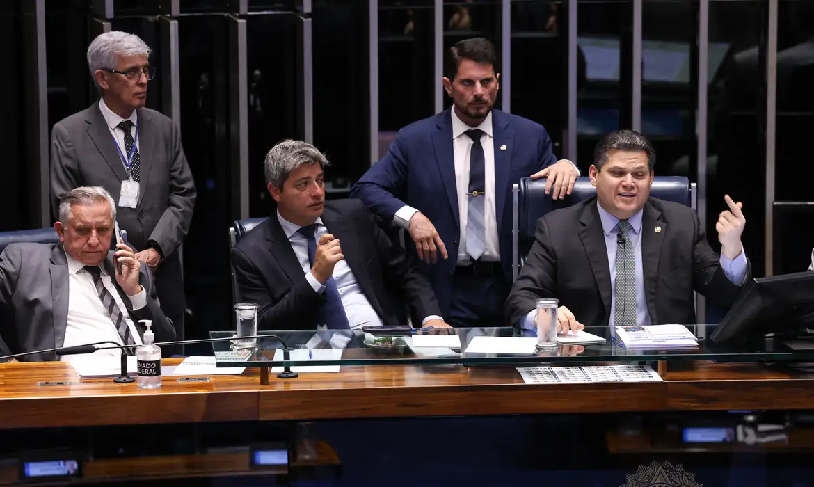 Alcolumbre adia votação da PEC da Segurança no Senado para negociar emendas e evitar pressa