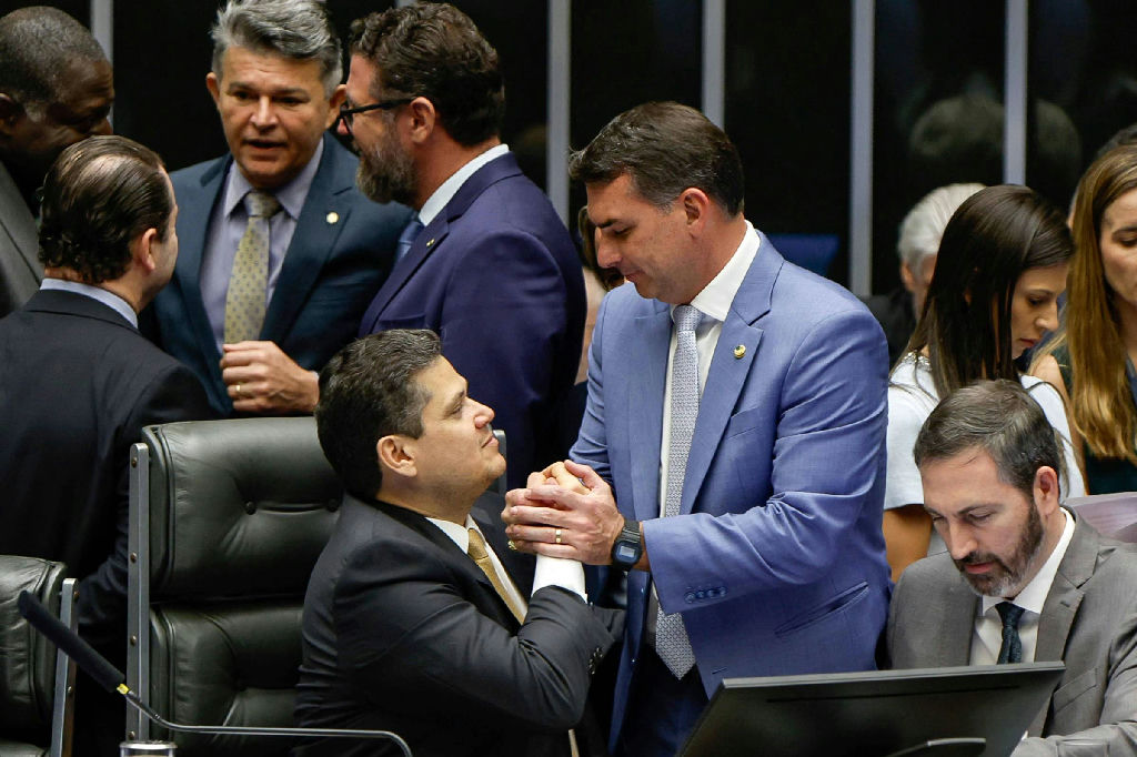 Alcolumbre propõe idade mínima para STF em caso de vitória de Flávio Bolsonaro