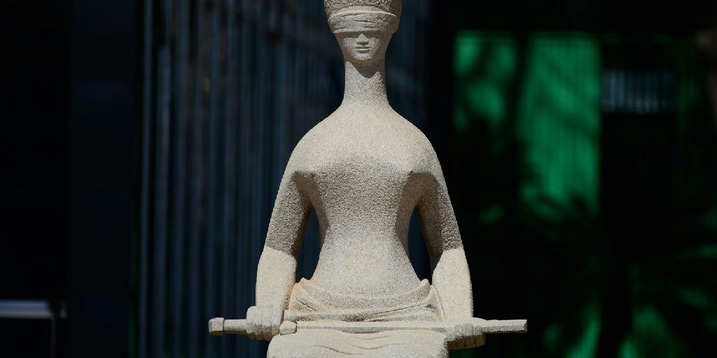 Alexandre de Moraes libera visitas de Flávio Bolsonaro ao pai em prisão domiciliar