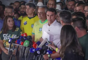 Alexandre de Moraes proíbe senador Flávio Bolsonaro de deixar o país e determina entrega de passaporte