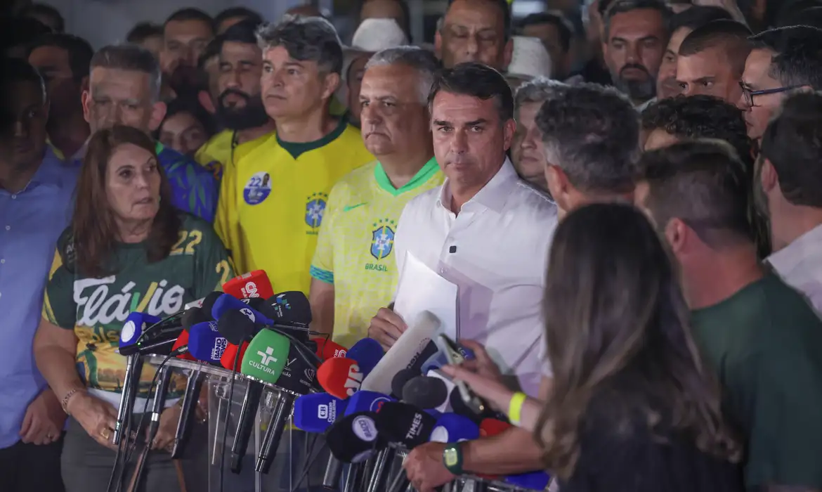 Alexandre de Moraes proíbe senador Flávio Bolsonaro de deixar o país e determina entrega de passaporte