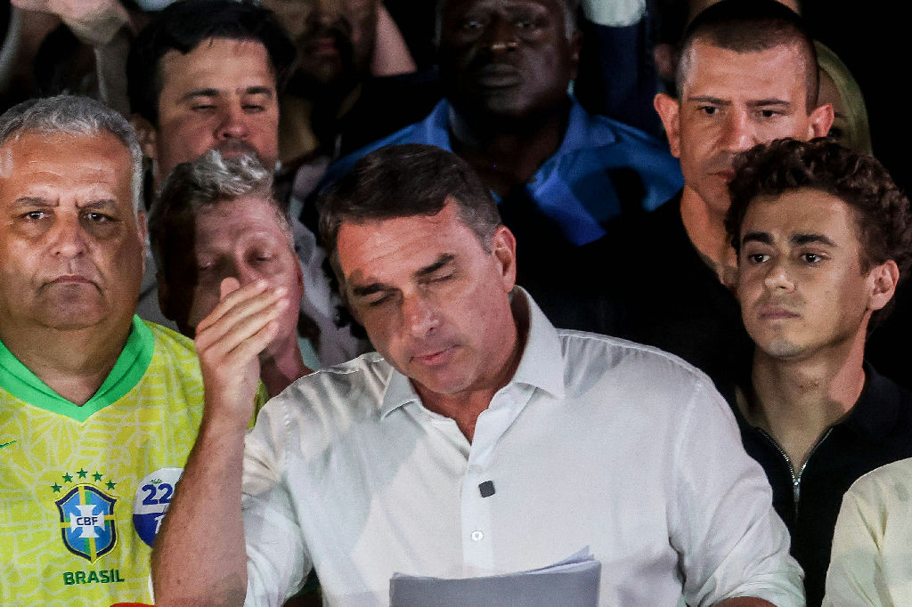 Aliados apontam viagem de Flávio Bolsonaro aos Estados Unidos após derrota eleitoral