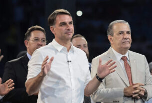 Aliados de Flávio Bolsonaro convocam evangélicos para clamor nacional após acenos de Lula