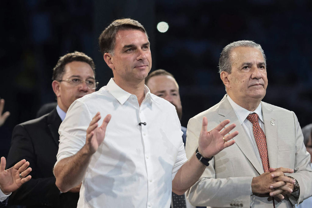 Aliados de Flávio Bolsonaro convocam evangélicos para clamor nacional após acenos de Lula