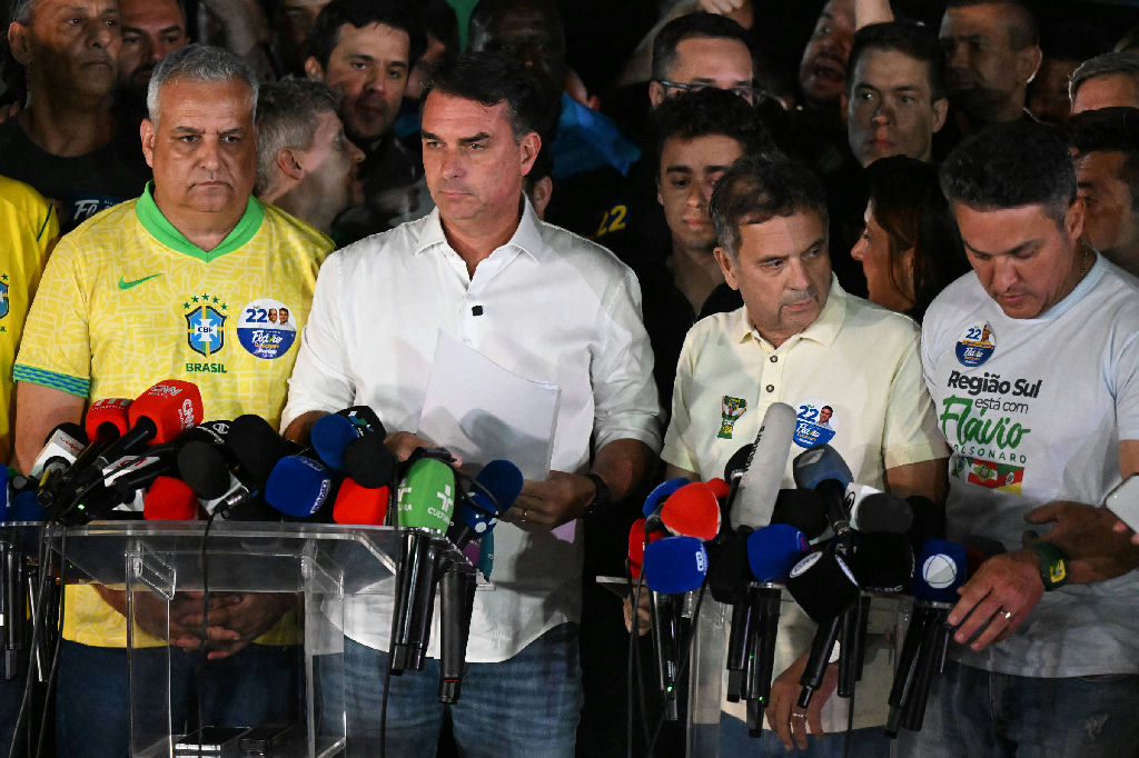Aliados e apoiadores acompanham Flávio Bolsonaro em discurso após segundo turno