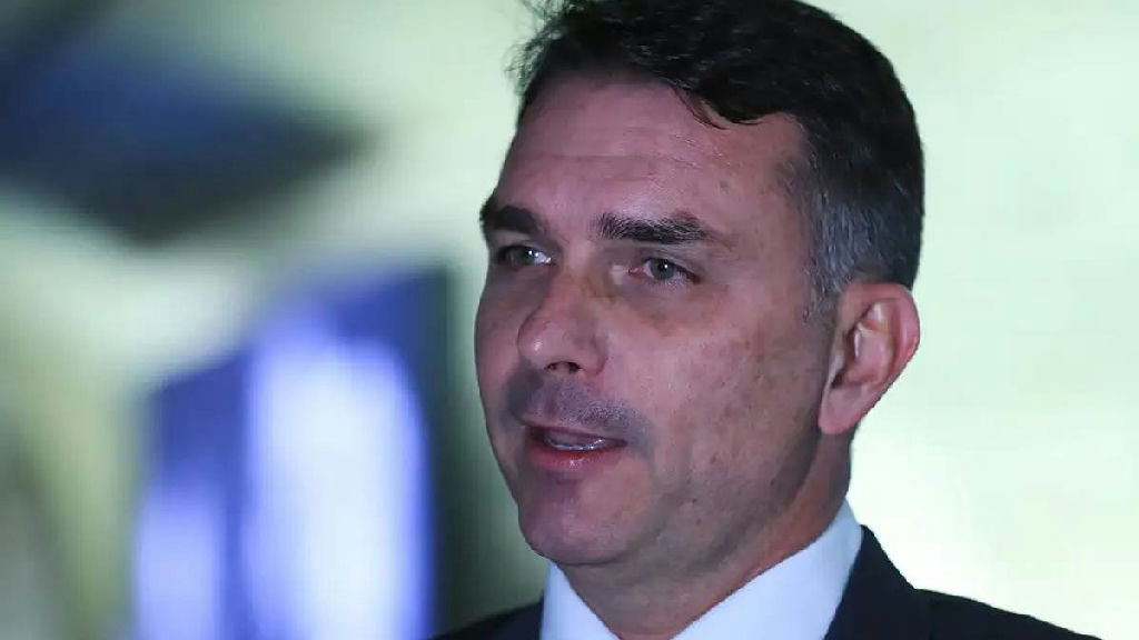 Analista aponta que liderança de Flávio Bolsonaro no primeiro turno pode selar resultado eleitoral