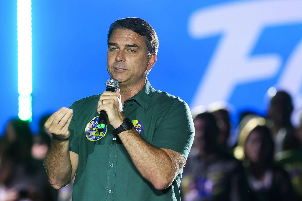 Analistas debatem impacto de acusações sobre eleição de Flávio Bolsonaro