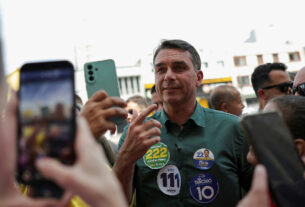 Apoiadores de Flávio Bolsonaro levam imagens de Nossa Senhora a ato político em Americana