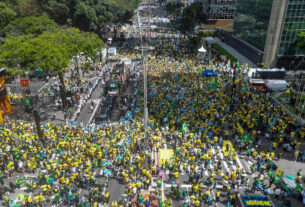 Apoiadores de Flávio Bolsonaro ocupam avenida Paulista em ato na capital