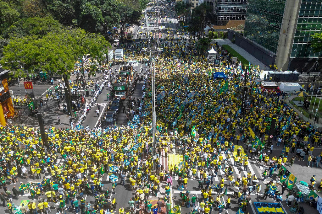 Apoiadores de Flávio Bolsonaro ocupam avenida Paulista em ato na capital