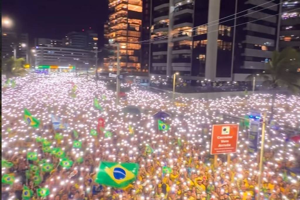 Apoiadores de Flávio Bolsonaro realizam atos políticos em Maceió e no Recife