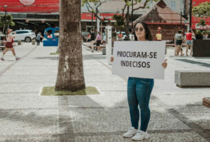 Apoiadores de Lula e de Flávio Bolsonaro buscam indecisos
