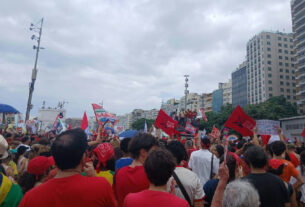 Apoiadores de Lula ocupam Copacabana em mobilização por virada no segundo turno