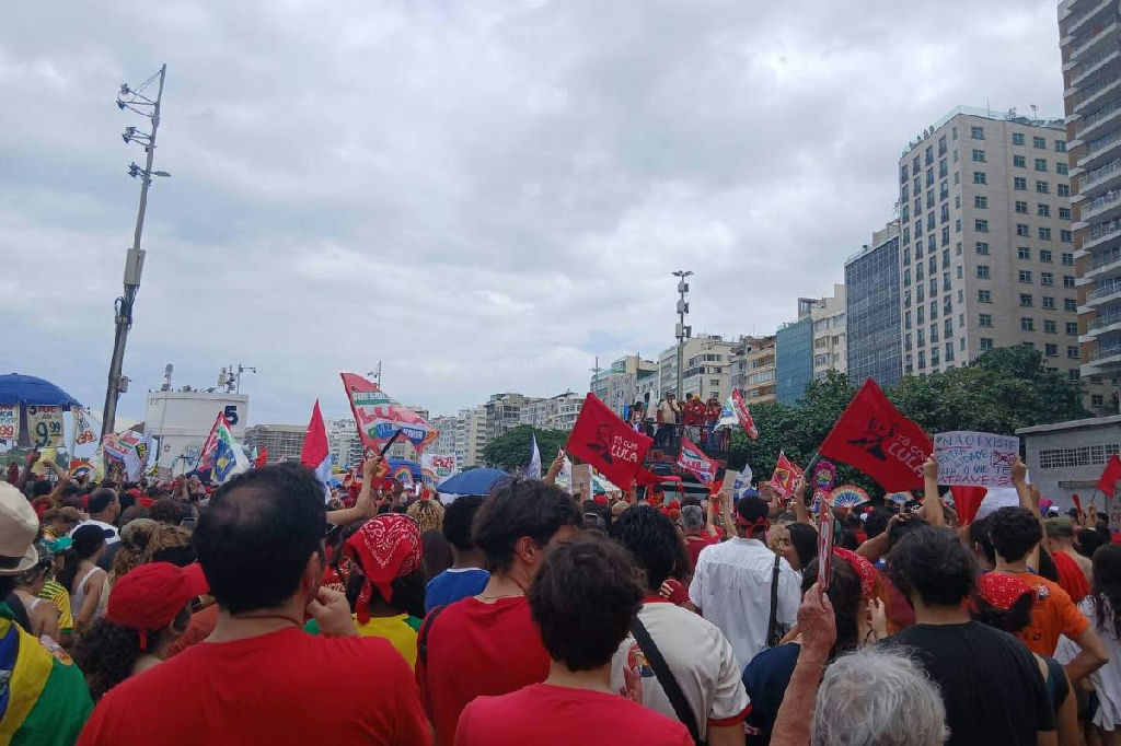 Apoiadores de Lula ocupam Copacabana em mobilização por virada no segundo turno