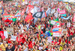 Apoiadores de Lula ocupam orla de Copacabana em ato pela democracia