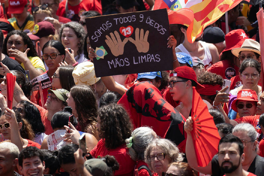 Apoiadores de Lula protestam no Rio contra ataques de Flávio Bolsonaro