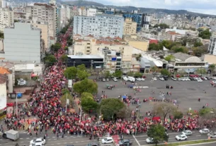 Apoiadores de Lula realizam caminhada política em Porto Alegre