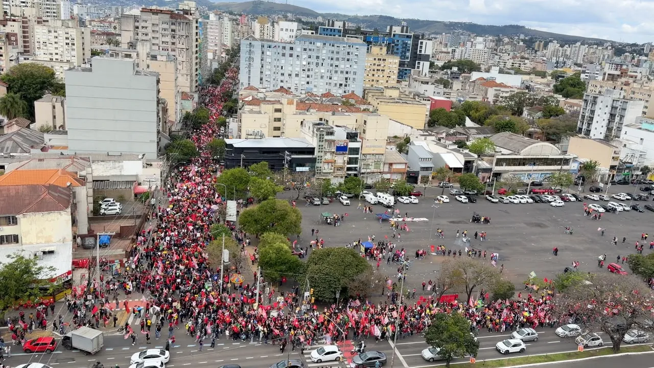 Apoiadores de Lula realizam caminhada política em Porto Alegre