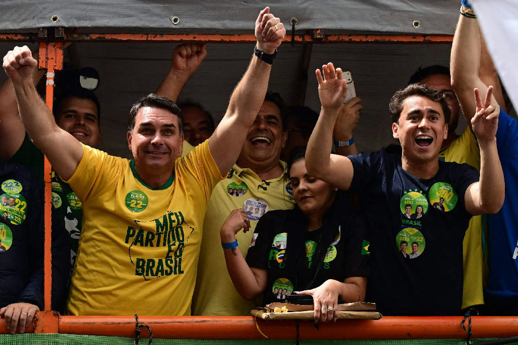 Apoio a Flávio Bolsonaro divide base aliada no segundo turno