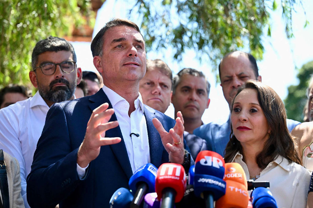 Apoio do centrão impulsiona articulação ministerial na campanha de Flávio Bolsonaro