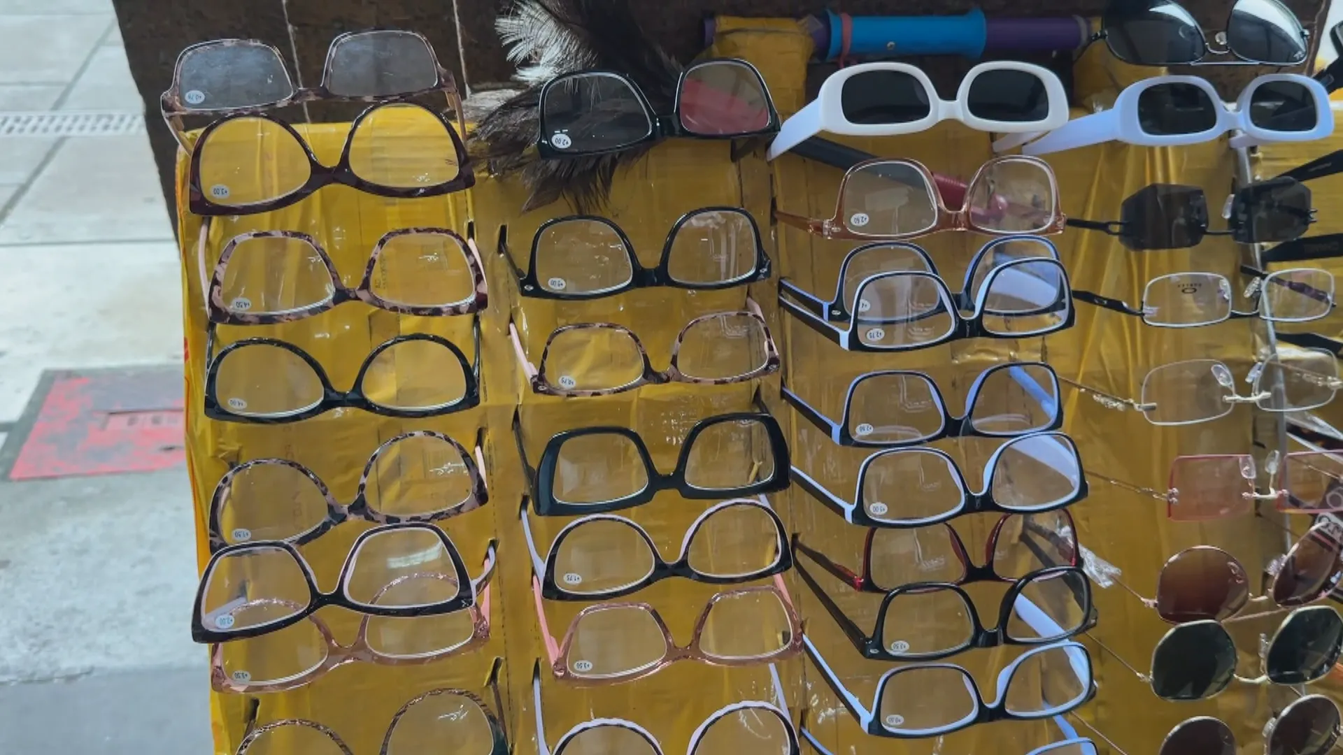 Apreensão de mais de 90 mil óculos falsificados em Porto Alegre alerta para riscos oculares