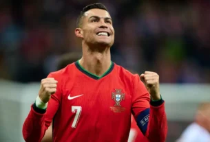 Atacante Cristiano Ronaldo vence votação popular da France Football e é coroado o melhor da história da Bola de Ouro