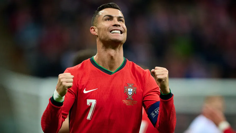 Atacante Cristiano Ronaldo vence votação popular da France Football e é coroado o melhor da história da Bola de Ouro