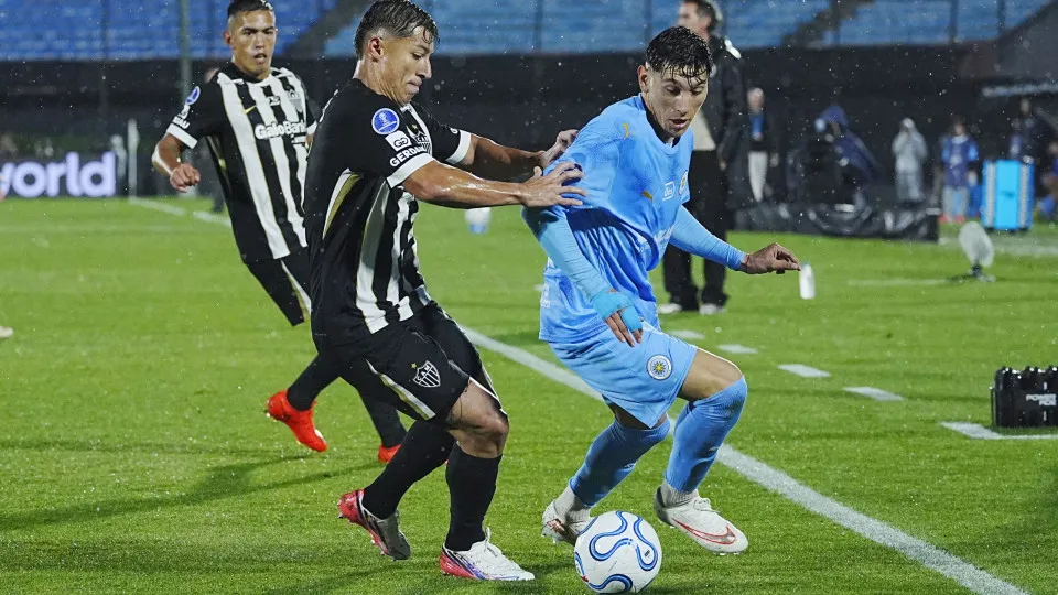 Atlético-mg perde no Uruguai, sofre no fim, mas garante vaga na final