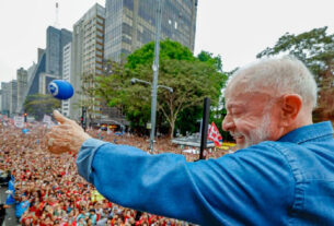 Ato na Avenida Paulista reúne multidão em apoio à reeleição de Lula