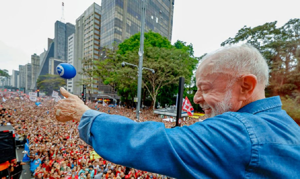 Ato na Avenida Paulista reúne multidão em apoio à reeleição de Lula