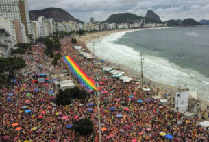 Ato na orla de Copacabana reúne artistas e mobiliza apoiadores de Lula