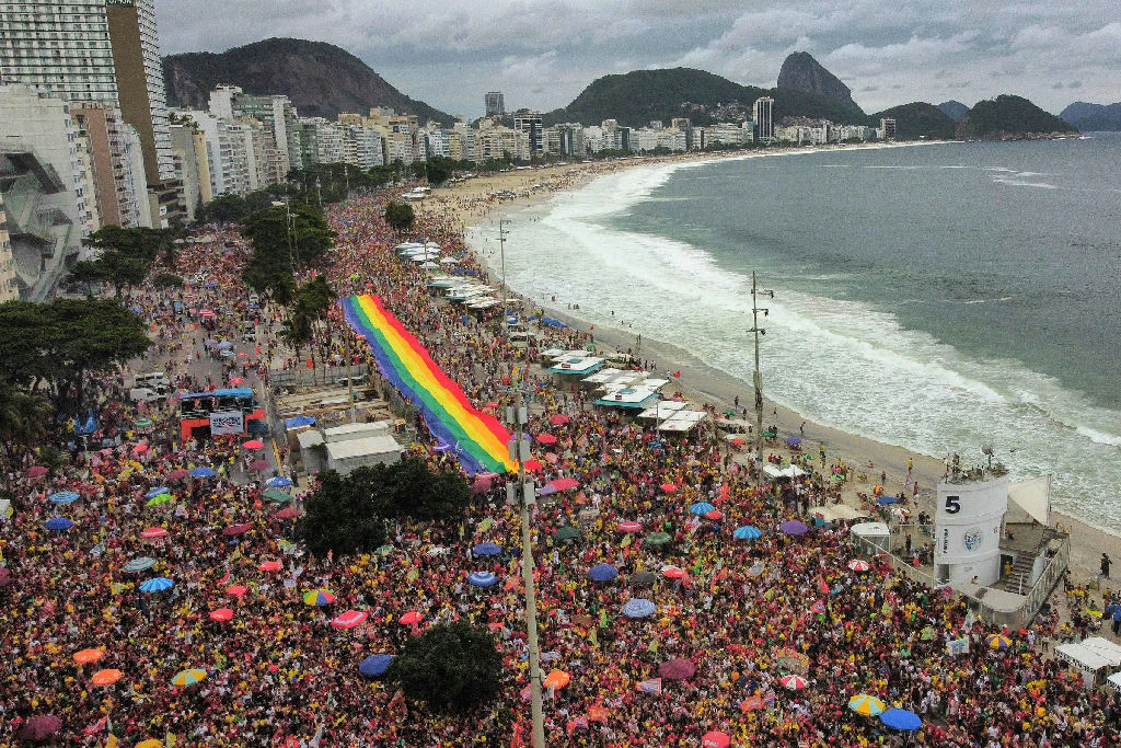 Ato na orla de Copacabana reúne artistas e mobiliza apoiadores de Lula