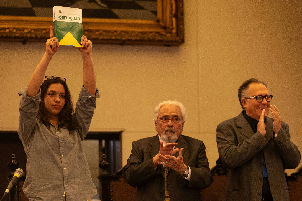 Ato pela democracia na USP reúne juristas e estudantes em defesa da constituição