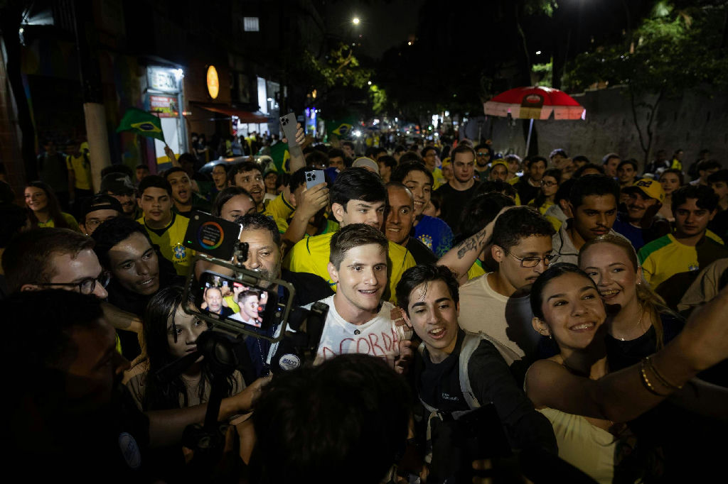 Ato pró-Flávio Bolsonaro no Mackenzie é marcado por clima de festa e ataques transfóbicos