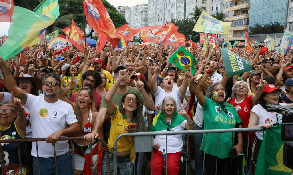 Atos públicos em defesa da democracia e de Lula reúnem multidões