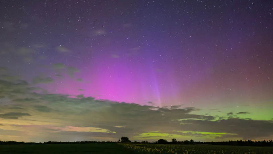 Aurora boreal ilumina céus da Europa em evento raro de atividade solar