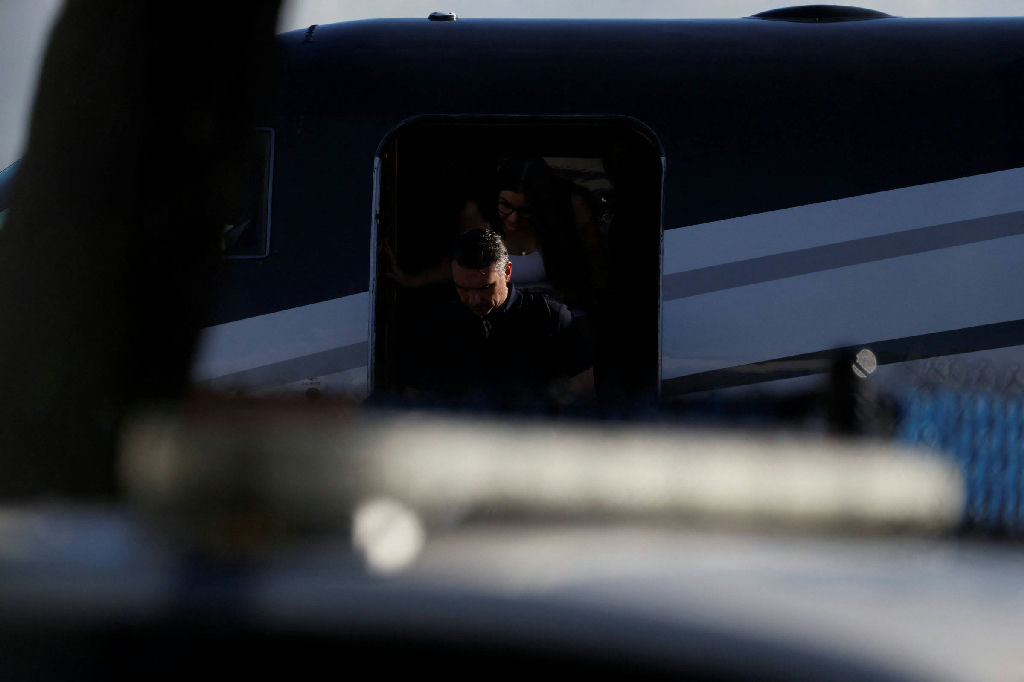 Avião com Flávio Bolsonaro pousa em Miami após saída do Brasil pela Argentina
