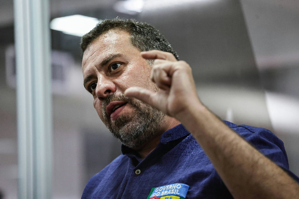 Boulos aponta chantagem do mercado e defende cortes em supersalários