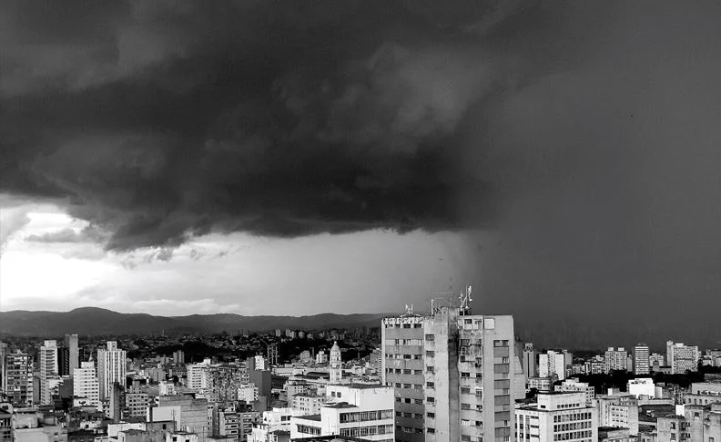 Brasil enfrenta chuvas intensas e temporais nesta terça-feira com alerta de acumulados