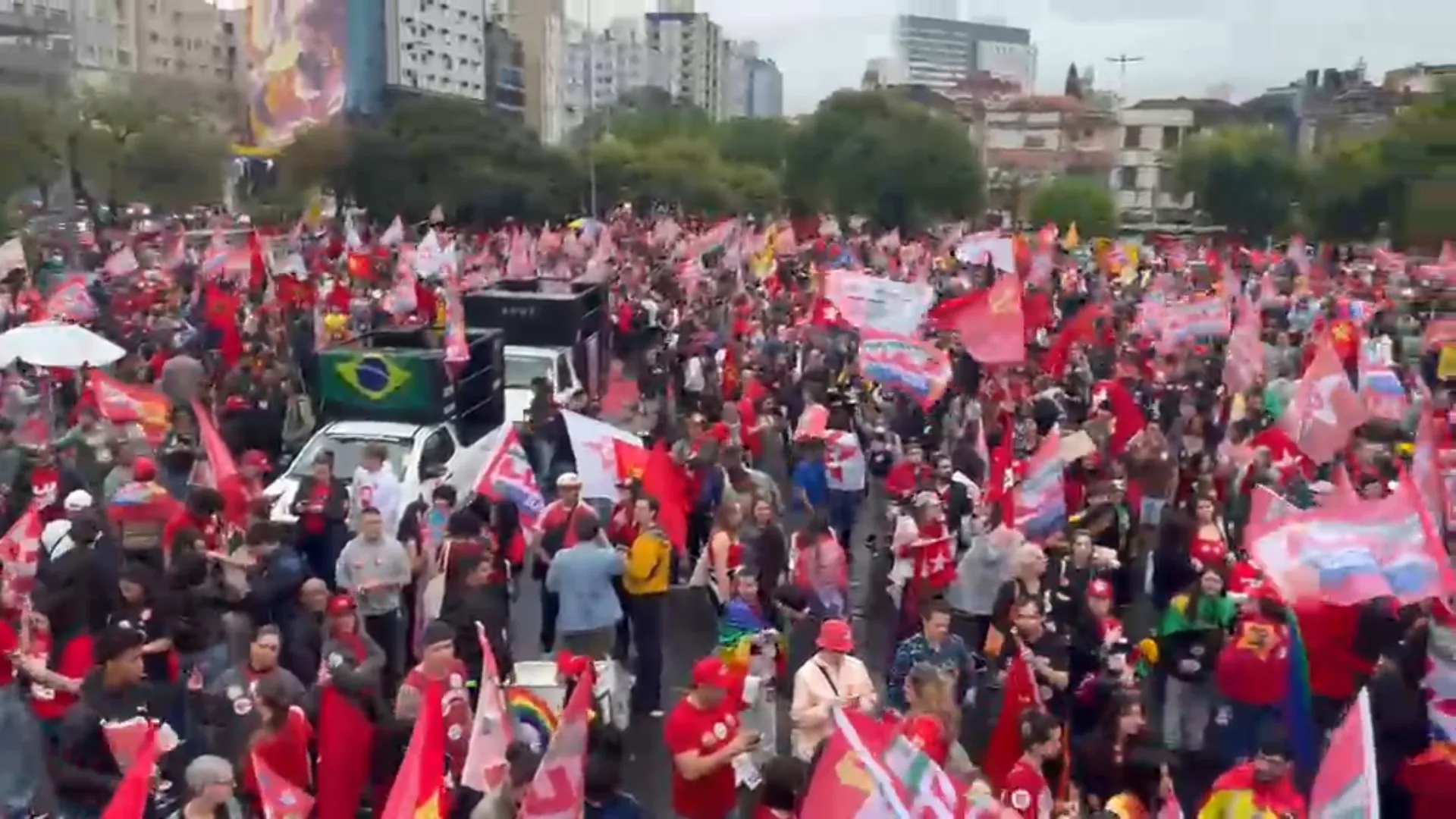 Caminhada de eleitores de Lula toma ruas de Porto Alegre na véspera da eleição