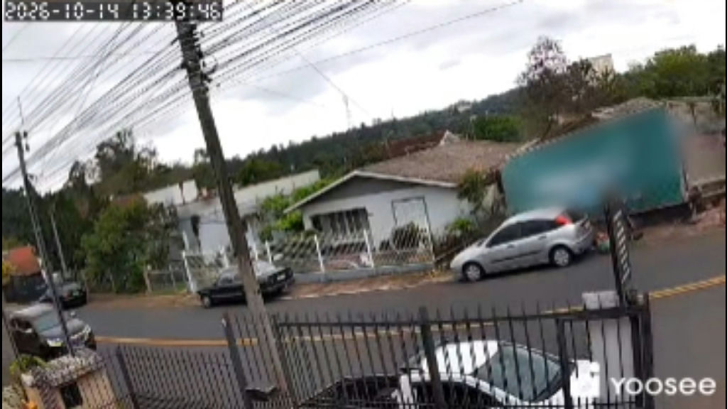 Caminhão desgovernado invade residência em Estrela e deixa feridos no Vale do Taquari