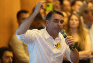 Campanha de Flávio Bolsonaro aciona Justiça Eleitoral após falha de áudio em propaganda